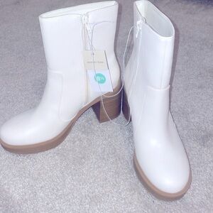 Universal Thread white faux leather round toe heeled boots size 8.5 new